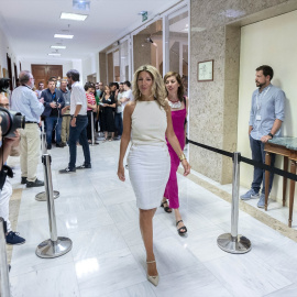 La vicepresidenta segunda y Ministra de Trabajo y Economía Social en funciones, Yolanda Díaz (c) y la portavoz de Sumar en el Congreso, Marta Lois (2d), presentan sus credenciales en el Congreso.
