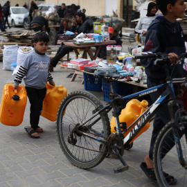 Niños de camino a recoger agua en Rafah, Gaza.