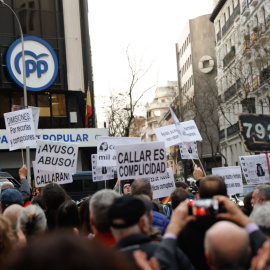 Manifestación organizada por la asociación La Plaza bajo el lema “Ayuso dimisión” contra la presidenta de la Comunidad de Madrid, Isabel Díaz Ayuso