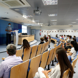 Un profesor expone durante una clase el temario a sus alumnos (Archivo).