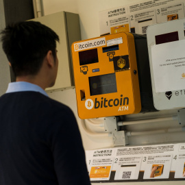 Un hombre observa un cajero Bitcóin en Wanchai, Hong Kong. EFE/ Jerome Favre