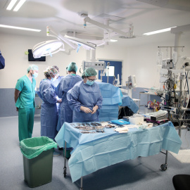 Fotografía de archivo de personal sanitario antes de una operación en los quirófanos del Hospital 12 de Octubre de Madrid.