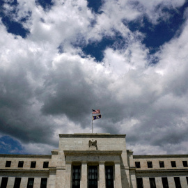 La bandera de EEUU y la enseña de la Resercva Federal ondean sobre la sede de banco central estadounidense, en Washington. REUTERS/Kevin Lamarque