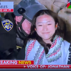 Imagen de la joven sonriendo en las protestas universitarias de Estados Unidos. - X