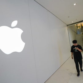 Un hombre, en una tienda de Apple en Pekín, a 7 de septiembre de 2023.