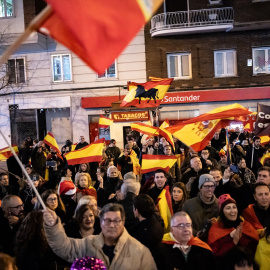 Decenas de personas se manifiestan frente a la sede del PSOE en Ferraz, en Madrid, a 1 de enero de 2024.