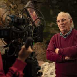 Fotografía facilitada por el propio cineasta Carlos Saura en la Cueva del Castillo (Cantabria) durante la presentación del documental 'Las paredes hablan'.
