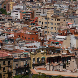 Varios edificios de viviendas vistos desde el mirador del Poble Sec, en Barcelona. E.P./David Zorrakino