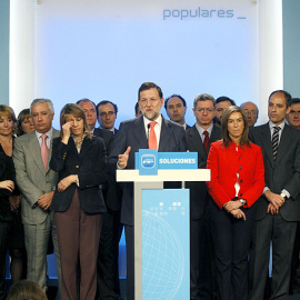 Imagen de la rueda de prensa del líder del PP, Mariano Rajoy, el 11 de febrero de 2009, rodeado de la plana mayor del partido entonces, cuando arrancó de la investigación del caso Gürtel. EFE/Víctor Lerena