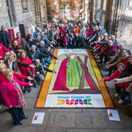La Federació Catalana de Catifaires encapçala el projecte Flower Carpets Art i aquest dissabte van presentar-lo a la Catedral de Barcelona amb una catifa al·legòrica.