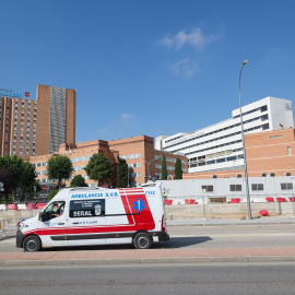 Una ambulancia pasa por el Hospital 12 de octubre, a 8 de septiembre de 2023, en Madrid.