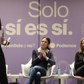 05/02/2023.- Las ministras de Igualdad, Irene Montero (c), y de Derechos Sociales, Ione Belarra (i), participan junto a la La delegada del Gobierno Contra la Violencia de Género, Victoria Rosell (d), en el acto "¿Consentiste o no? Solo sí es sí", orga