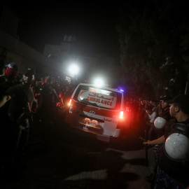Una ambulancia traslada el cuerpo de un joven palestino muerto en la explosión en la valla de Gaza.