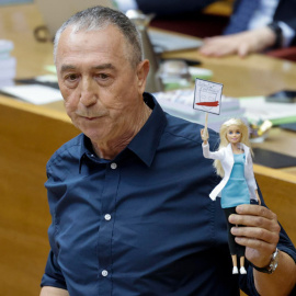 El portavoz del grupo parlamentario de Compromís, Joan Baldoví, durante su intervención en el pleno de Les Corts Valencianes.- ANA ESCOBAR (EFE)