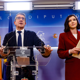 06/02/2023.- El portavoz del grupo socialista, Patxi López, y la secretaria de Igualdad del PSOE, Andrea Fernández, durante la rueda de prensa ofrecida este lunes en el Congreso. El grupo socialista han registrado este lunes en el Congreso una proposici