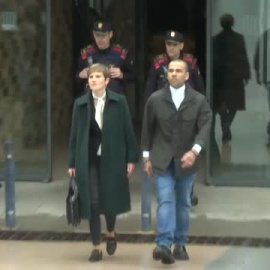 Alves sale de la cárcel tras pagar un millón de euros de fianza