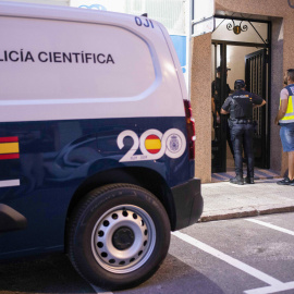 Un equipo de Policía Científica en la puerta del inmueble de Castellón donde han sido hallados los dos cadáveres, a 15 de septiembre de 2023