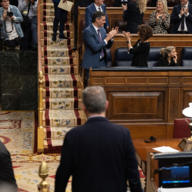El presidente del Gobierno, Pedro Sánchez, junto a la vicepresidenta primera, María Jesús Montero, en el Congreso el pasado 21 de marzo. A su lado, la vicepresidenta segunda, Yolanda Díaz.