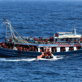 Imágenes de pesquero con 440 personas socorrido por el Geo Barrents, el barco de rescate de Médicos Sin Fronteras en el Mediterráneo.