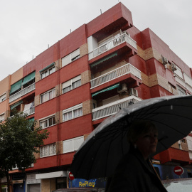 Vista general del edificio situado en la localidad valenciana de Alaquàs donde ha fallecidod un hombre de 44 años tras precipitarse de la azotea, cuando huía de la Policía Nacional este 8 de febrero de 2023.
