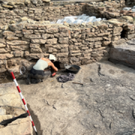 Surten a la llum peces singulars de ceràmica i restes d'una banqueta d'argila al jaciment de l'Esquerda