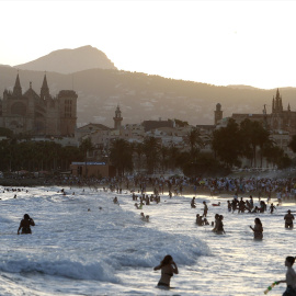 08/02/2022. Cientos de personas en la playa de Palma de Mallorca,  a 23 de junio de 2022.