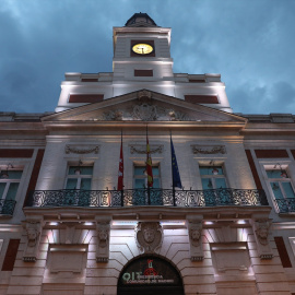 Fachada de la Real Casa de Correos iluminada, a 2 de agosto de 2022, en Madrid
