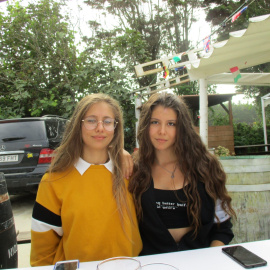 La dos hermanas separadas de su madre en una imagen cedida.