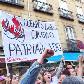 Varias mujeres protestan con un cartel durante una concentración de la Comisión 8M ante el Ministerio de Justicia, a 19 de abril de 2023.