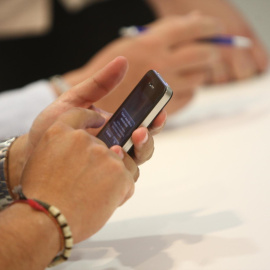 Una persona utilizando su teléfono móvil