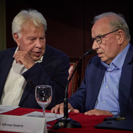 Felipe González y Alfonso Guerra, este miércoles, en el Ateneo de Madrid.