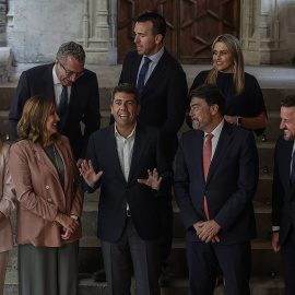 El presidente de la Generalitat valenciana, Carlos Mazón (c), posa tras reunirse con los presidentes de las tres diputaciones provinciales, y con las alcaldesas y alcaldes de Valencia, Castellón, Alicante y Elche, en el Palau de la Generalitat valencian