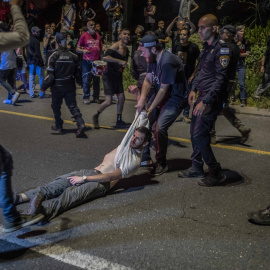 La Policía arrastra a uno de los manifestactes de la movilización de este domingo en Jerusalén.