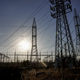 Imagen de archivo de tres torres de alta tensión en Madrid.