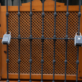 Foto de archivo de candados en las rejas de los pisos turísticos Sevilla.- FRANCISCO J. OLMO (EUROPA PRESS)