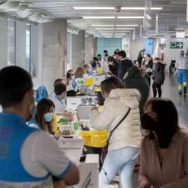 Varias personas son vacunadas contra el Covid-19, en el WiZink Center, a 20 de enero de 2022, en Madrid.