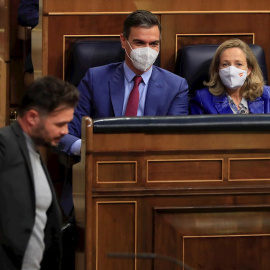 28/12/2021.- El portavoz de ERC, Gabriel Rufián, pasa ante el presidente del Gobierno, Pedro Sánchez, y la vicepresidenta primera, Nadia Calviño, durante el último pleno del año. EFE/Fernando Alvarado