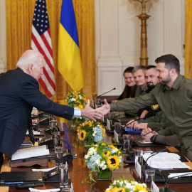 Joe Biden saluda a Volodymyr Zelenski antes de su reunión en la Casa Blanca, en Washington, este 22 de septiembre de 2023.
