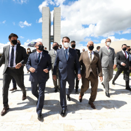 El presidente brasileño Jair Bolsonaro, acompañado por los ministros Fábio Faria, Onyx Lorenzoni y el general Luiz Eduardo Ramos. - Presidencia de la República