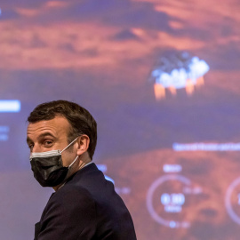 Emmanuel Macron observando atentamente la llegada del rover 'Perseverance' a Marte.