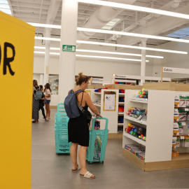 Una mare fent la compra de material escolar pel nou curs