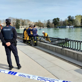 Operativo para rescatar un trofeo del estanque del Retiro, en Madrid, a 17 de marzo de 2024.