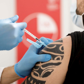 Un joven recibe su primera dosis de la vacuna, este miércoles, en la Ciudad de las Artes y las Ciencias de Valencia, día en el que la Conselleria de Sanidad inicia la vacunación masiva contra la Covid-19 a jóvenes de 20 a 29 años en Valencia.