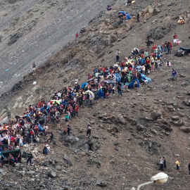 Decenas de personas desalojadas de sus casas a causa de un alud provocado por las fuertes lluvias en el estado de Arequipa (Perú) este 7 de febrero de 2023.