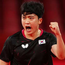 Jeoung Young-Sik de Corea del Sur reacciona durante el partido contra Fan Zhendong de China.