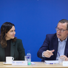 La presidenta de la Comunidad de Madrid y presidenta del PP de Madrid, Isabel Díaz Ayuso, y el secretario general del PP de Madrid, Alfonso Serrano, en un acto en Madrid, a 1 de abril de 2024.