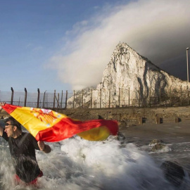 Ortega Smith entrando a nado en el peñón de Gibraltar.