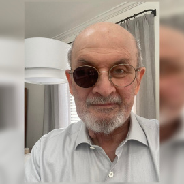 Foto de Salman Rushdie tras su reaparición después de ser apuñalado.