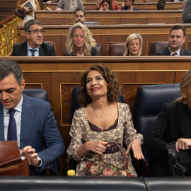 El presidente del Gobierno, Pedro Sánchez; la vicepresidenta primera y ministra de Hacienda, María Jesús Montero y la vicepresidenta segunda y ministra de Trabajo, Yolanda Díaz, durante una sesión de control al Gobierno, en el Congreso de los Diputad