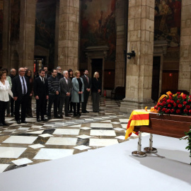07/02/2023 - El Govern, la Mesa del Parlament i la família de Josep Maria Espinàs al Saló Sant Jordi de la Generalitat, que acull la capella ardent de l'escriptor.